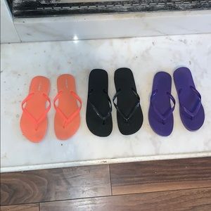 3 pairs of flip flops